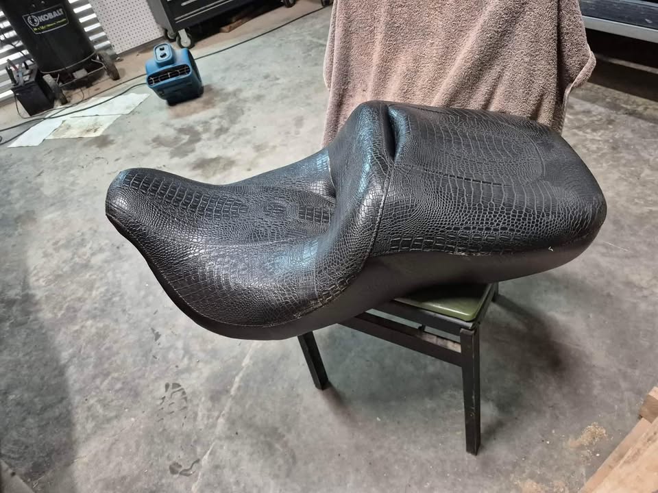 Seat Cover with matching Tourpack (All black gator)